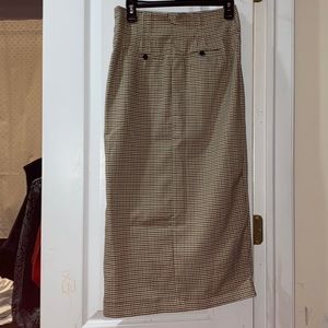 Midi beige and black pattern skirt with slit.